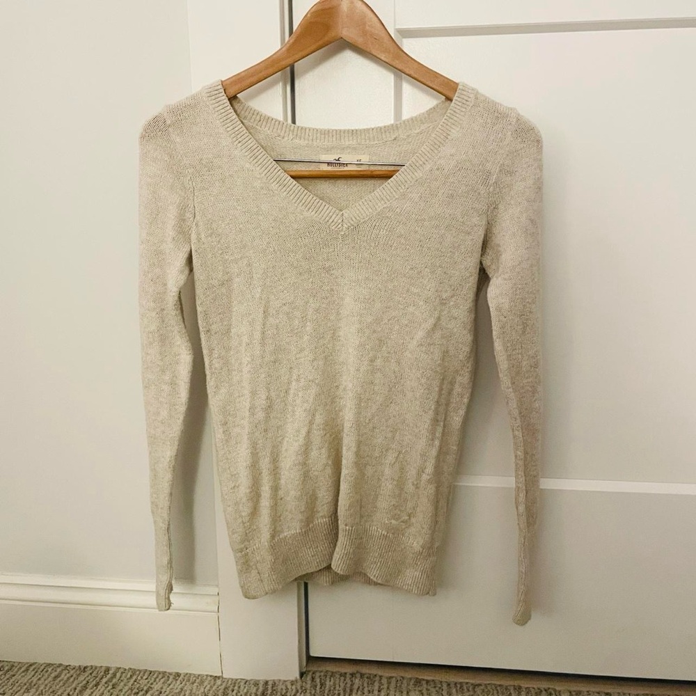 hollister co. cream/tank v-neck knit sweater